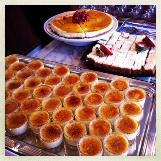 En mycket liten del av dessertbordet...