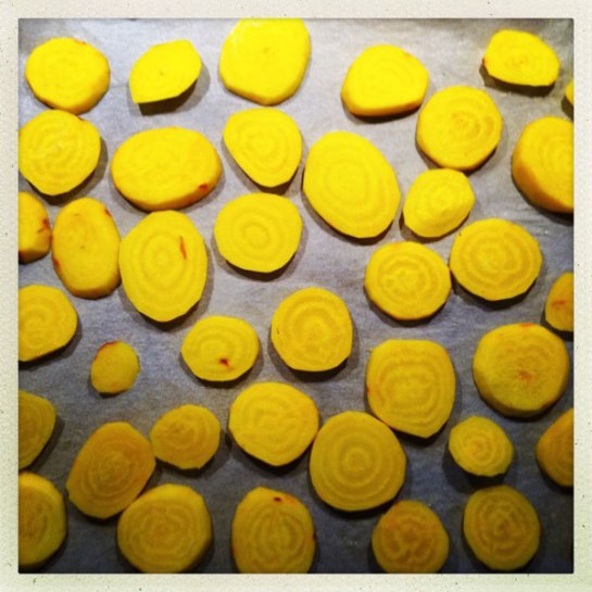 Gulbetor, skalade och slantade, på väg in i ugnen