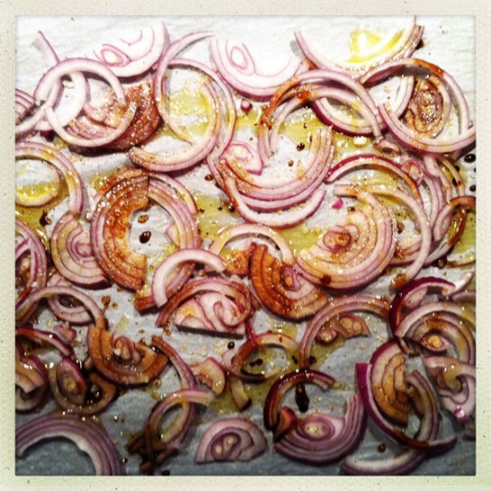 Rödlök, tunt skuren, på väg in i ugnen