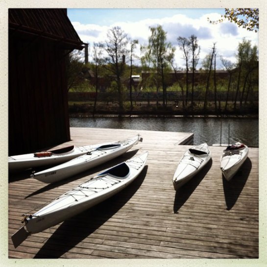 Kajakspecialistens brygga och kajaker. Rekommenderas om du vill lära dig paddal!